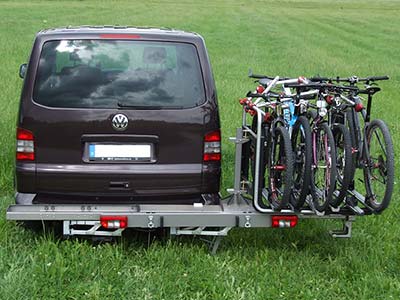 Fahrradträger an Campingbus VW T5, geschwenkt, mit montierten Fahrrädern